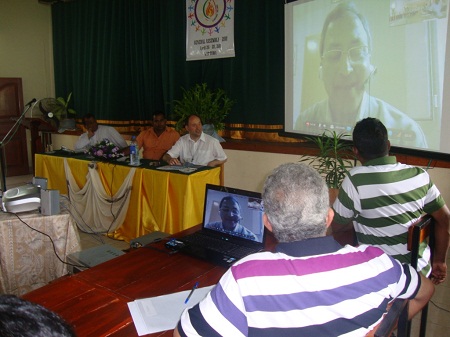 Os padres Gonzalo Fernández y Mathew Vattamattan, na Assembleia do Sri Lanka