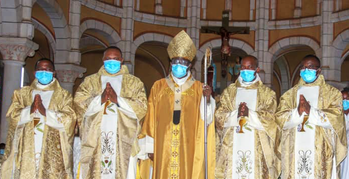 CLARETIANOS DOS CAMARÕES DÃO AS BOAS-VINDAS A QUATRO NOVO SACERDOTES