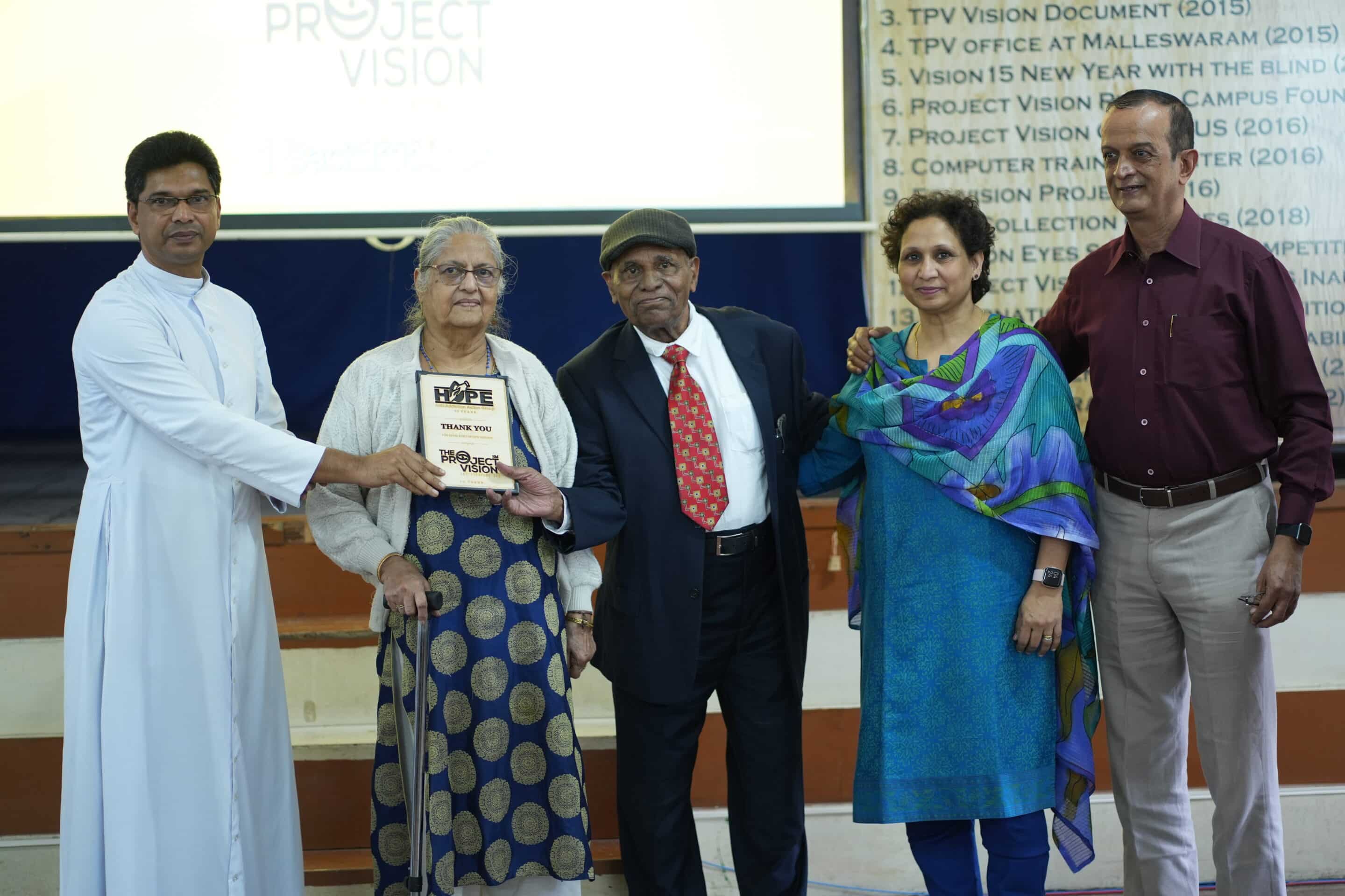 Sr. Michael E Glory De Jaipur Sendo Homenageados Por Seu Trabalho Em DoaçõEs De Olhos.