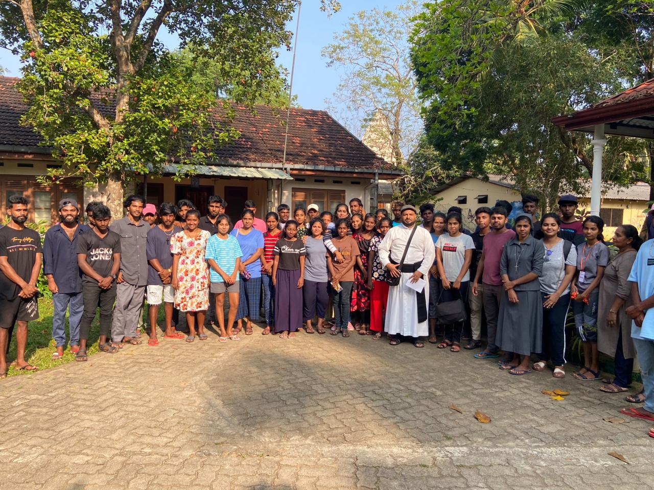 Construyendo puentes: campamentos juveniles en Camerún y Sri Lanka fomentan la unidad y el crecimiento espiritual