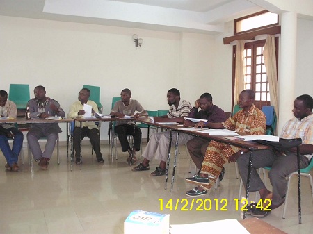 Yaoundé, Camarões. No dia 14 de fevereiro realizou-se a reunião da comissão de coordenação da futura delegação independente dos Camarões, no Teologado Claretiano de Yaoundé, junto com as subcomissões de formação, apostolado, vida comunitária-espiritualidade e procuradoria das missões.  O objetivo desta reunião foi, antes de mais, analisar e modificar a síntese das respostas ao inquérito enviado às diferentes comunidades claretianas dos Camarões, para a elaboração do Plano de Vida e Missão (PVM) e, em segundo lugar, para a revisão do calendário de atividades que levarão à constituição da futura delegação.  O Projeto de Vida e Missão, objetivo principal desta reunião servirá de “Lineamenta” na grande assembleia do mês de julho de 2012 e para questionar a “o rumo ético” do futuro governo da delegação.  A reunião também foi uma grande oportunidade para a confraternização dos irmãos oriundos da zona francófona e da anglófona, que deste modo partilharam a sua visão sobre a vida e missão claretiana nos Camarões.