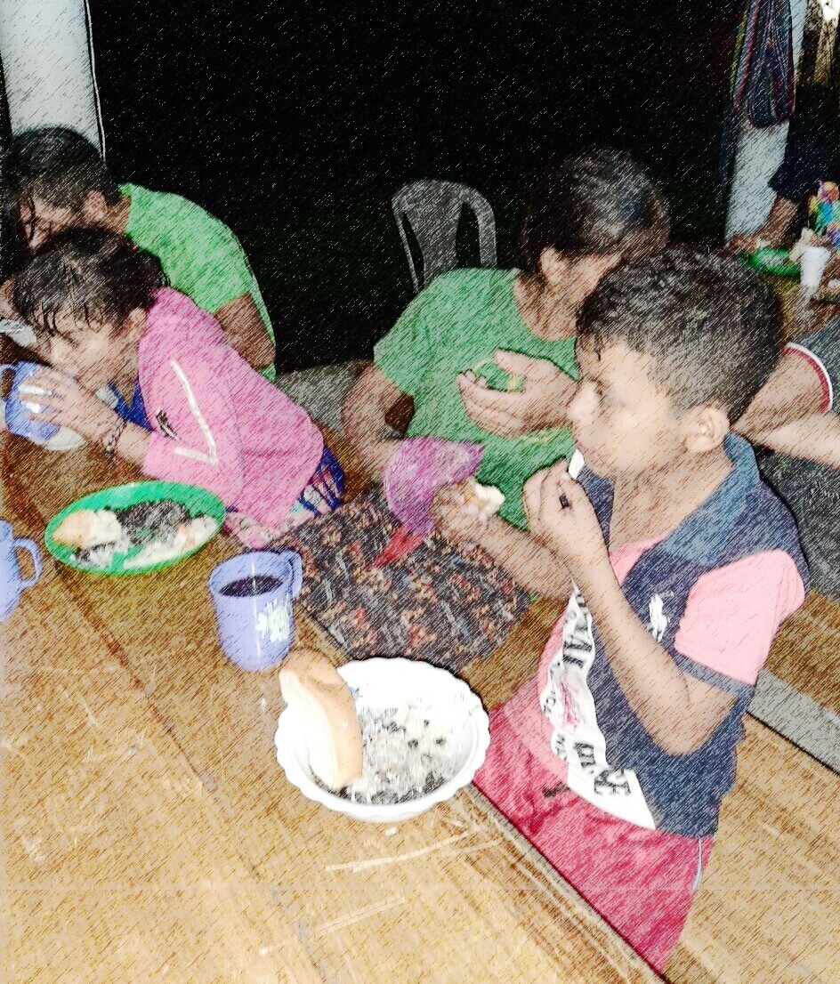 «Conmueve ver a los niños empapados por la lluvia y con llagas en los pies»