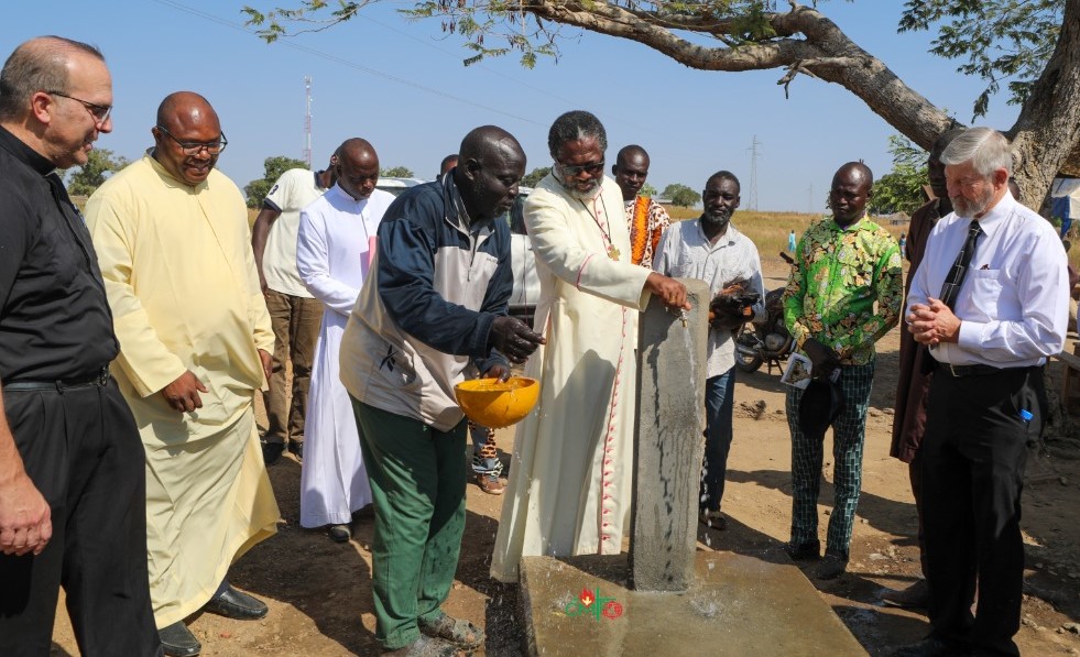 Notre intendance en donnant GRATUITEMENT: Benediction et Inauguration des puits d’eau au Cameroun