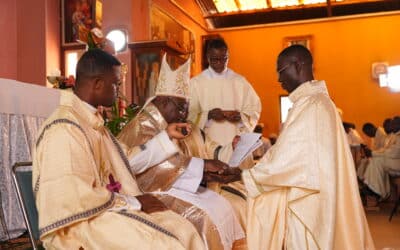 Celebrando la Fe: Ordenación sacerdotal en Camerún y profesiones perpetuas en Zimbabue