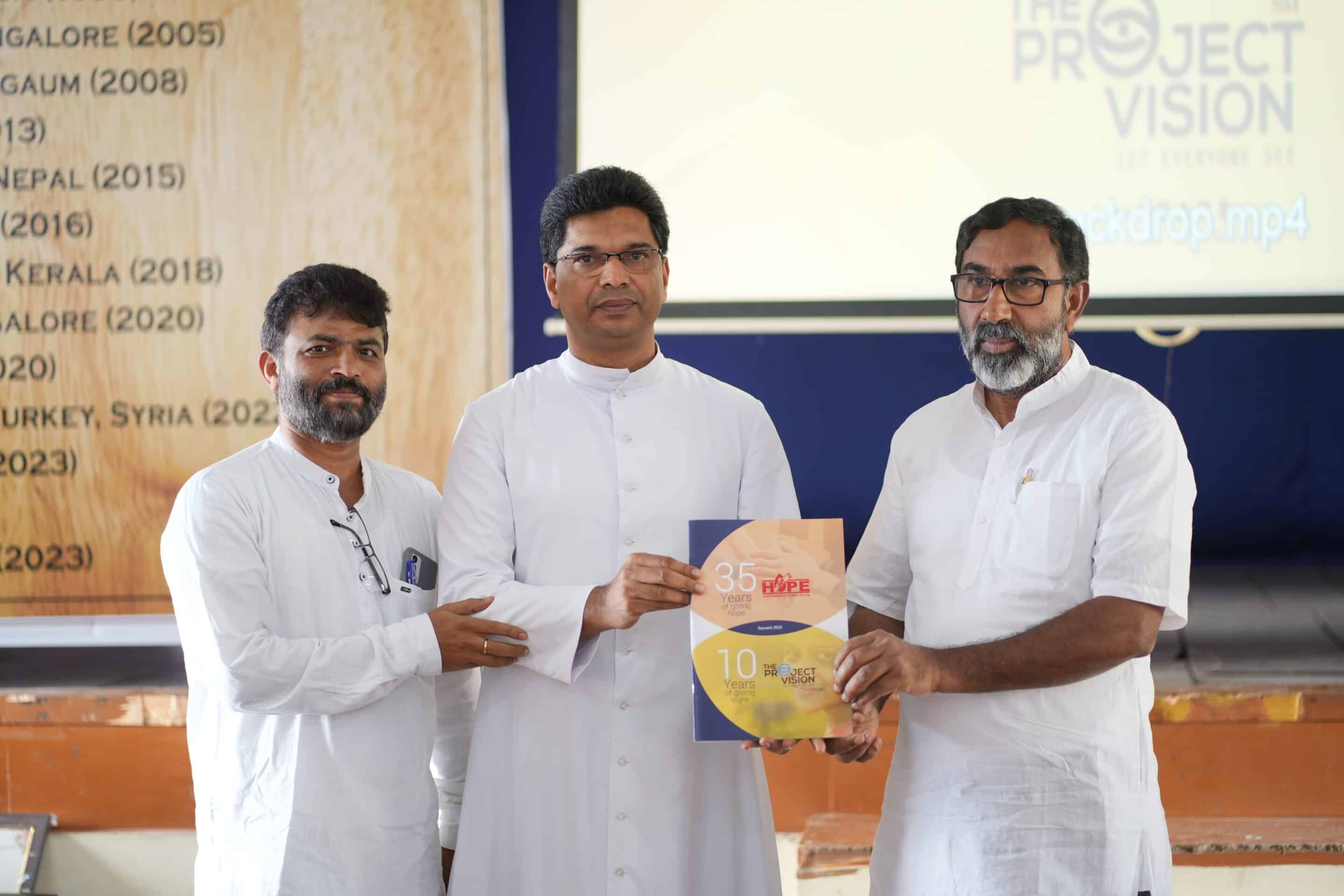 Le P. Sabu George, Cmf, Provincial Des ClaréTains, Publie Le Rapport D'EspéRance Et Projet Vision Avec Le P. George Kannanthanam Et Le P. Mario Zalki, Cmff