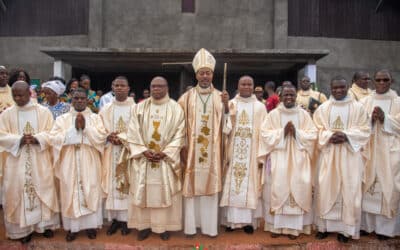 Abrazando en la llamada de Dios: Ordenaciones en Camerún e India