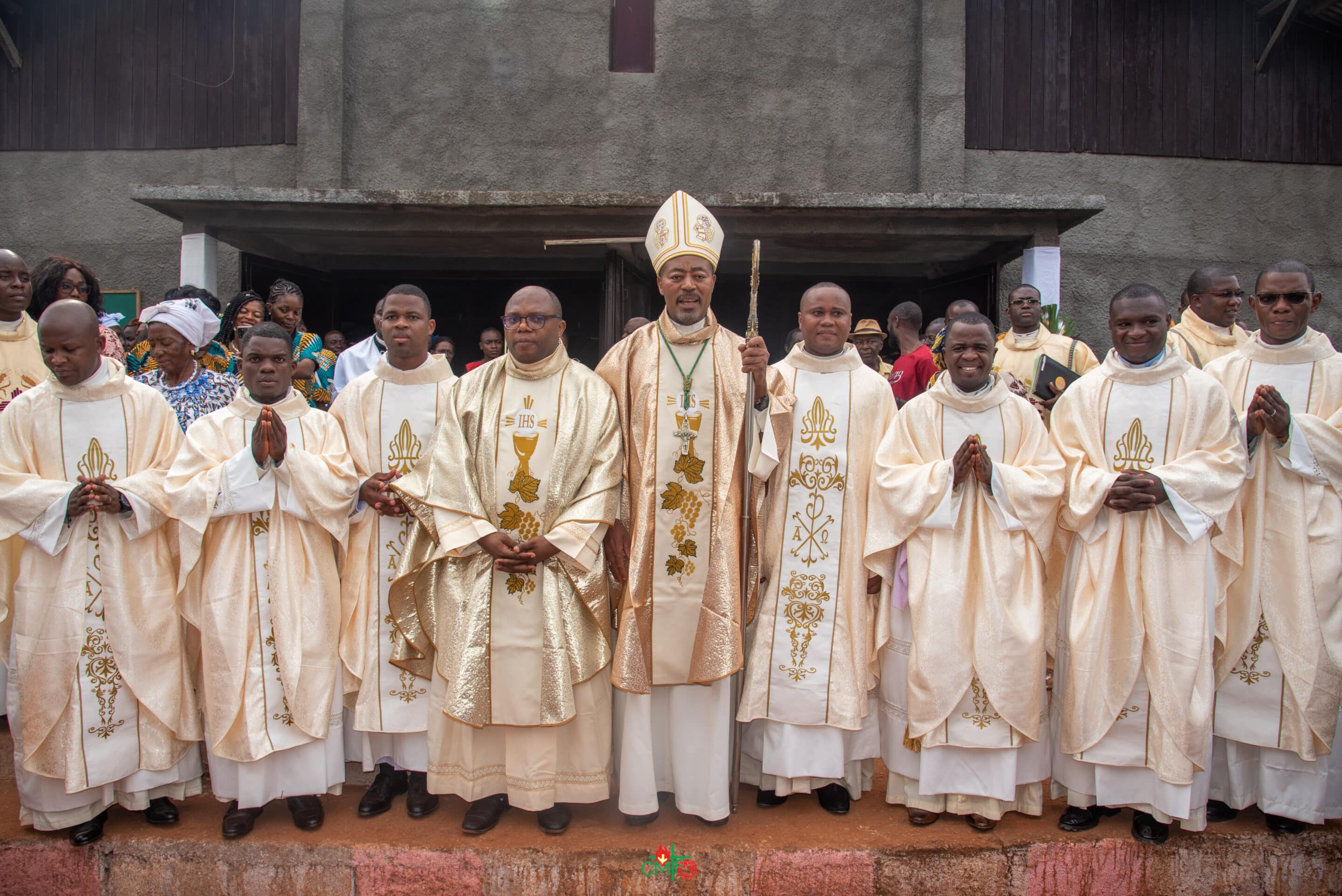 Abrazando en la llamada de Dios: Ordenaciones en Camerún e India